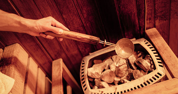 Água nas pedras da sauna